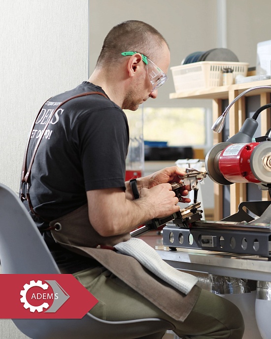In-Salon Tool Sharpening: How to Cut Costs & Boost Revenue in Your Beauty Business